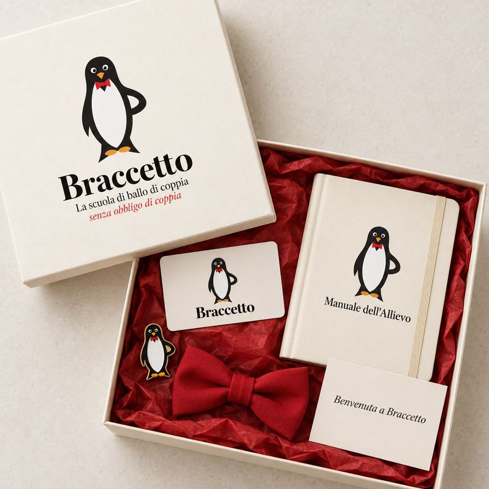 La scatola di benvenuto di Braccetto: tessera, manuale dell'allievo e spilla con il pinguino